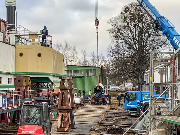 Schiffswerft Dresden Laubegast - Demontage Schornsteinverkleidung