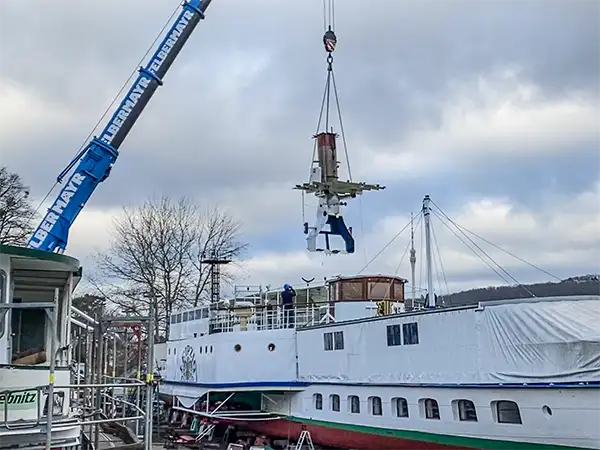 Schiffswerft Dresden Laubegast - Demontage Schornstein und Zwischendecke