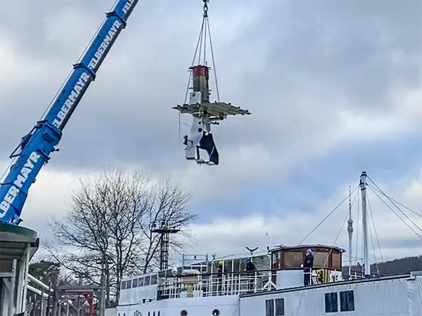 Schiffswerft Dresden Laubegast - Demontage Schornstein und Zwischendecke