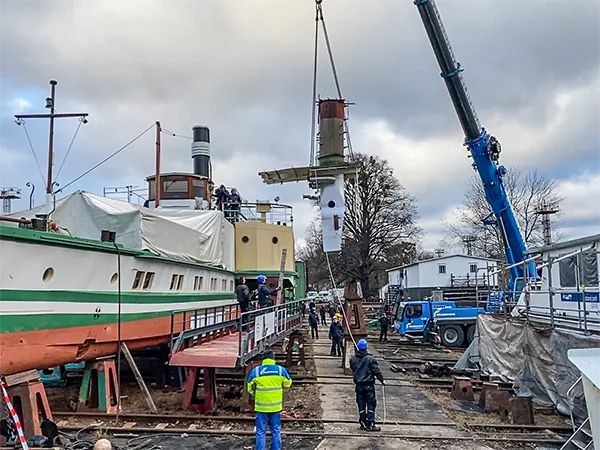 Schiffswerft Dresden Laubegast - Demontage Schornstein und Zwischendecke