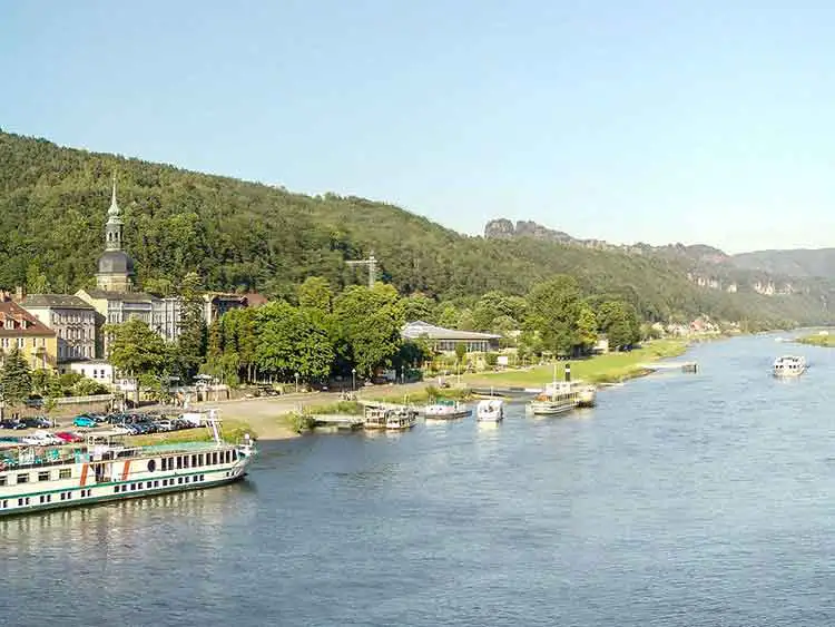 Elbsandsteingebirge - Bad Schandau mit Schrammsteinkette im Hintergrund