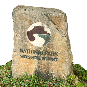 Nationalpark-Logo auf Fels