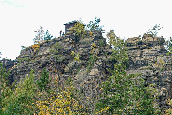 Rudolfstein mit Gipfelhütte