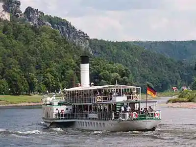 Dampfer im Elbsandsteingebirge