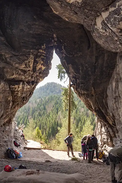 Bergsteiger bei der Vorbereitung zum Höhlenklettern