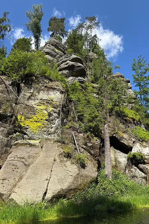 Felswände am sächsischen Ufer