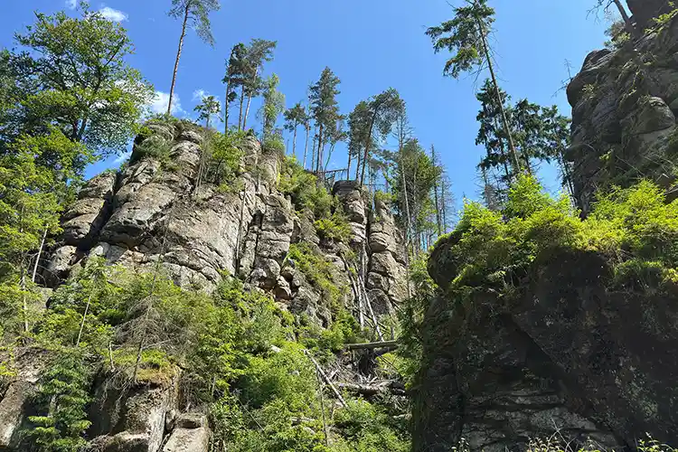 Felswände am böhmischen Ufer