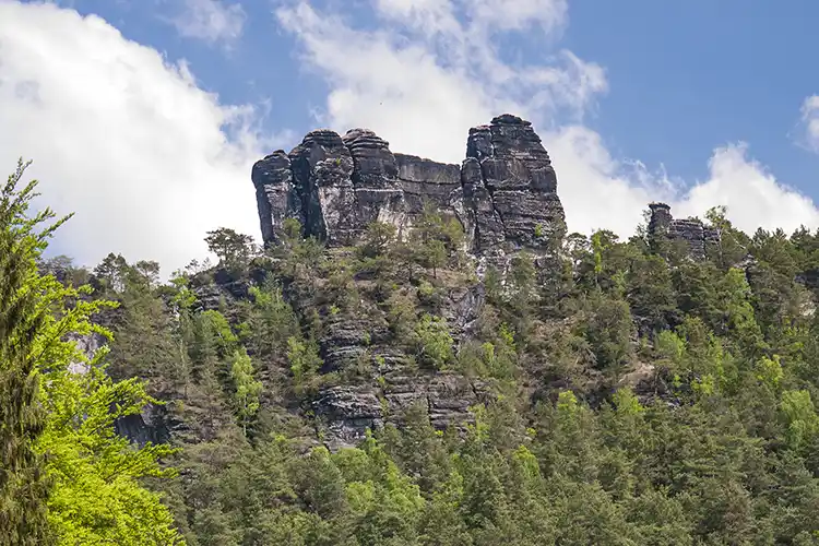 Elbsandsteingebirge - Südwestansicht des Kletterfelsens Lokomotive